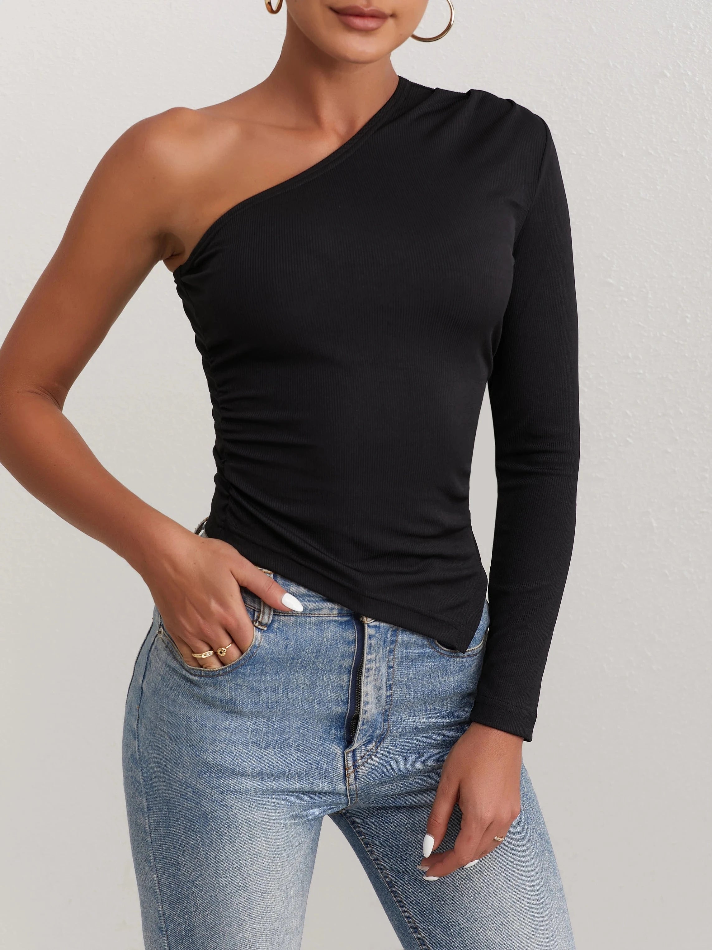 Svart asymmetrisk blus med en ärm