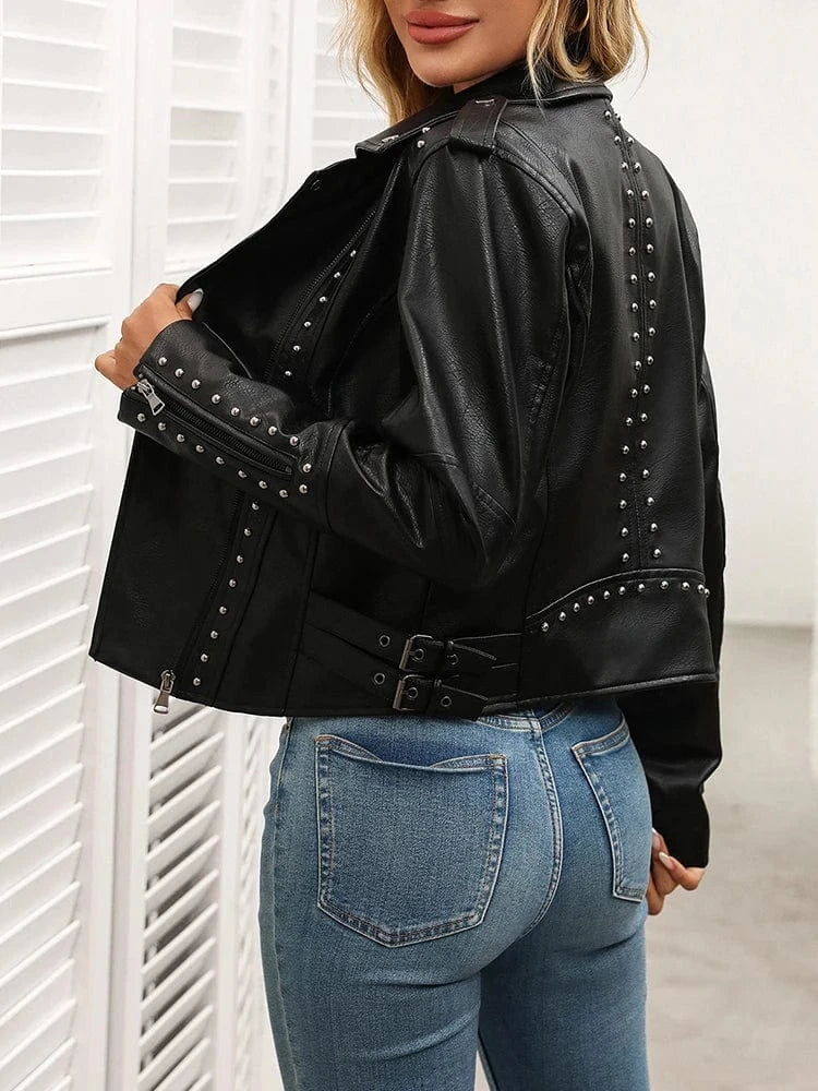 Svart bikerjacka dam med nitar