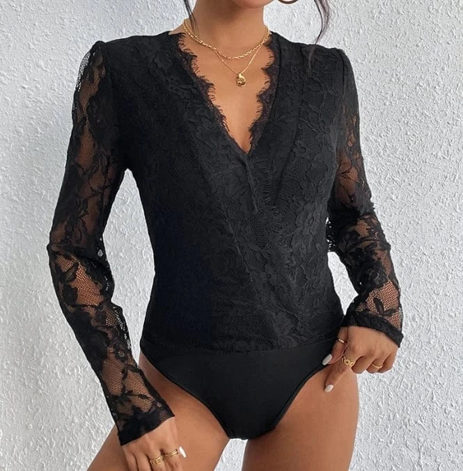 Svart blus i blommig spets