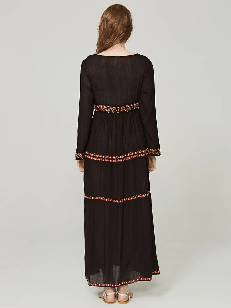 Svart bohemisk klänning med broderi