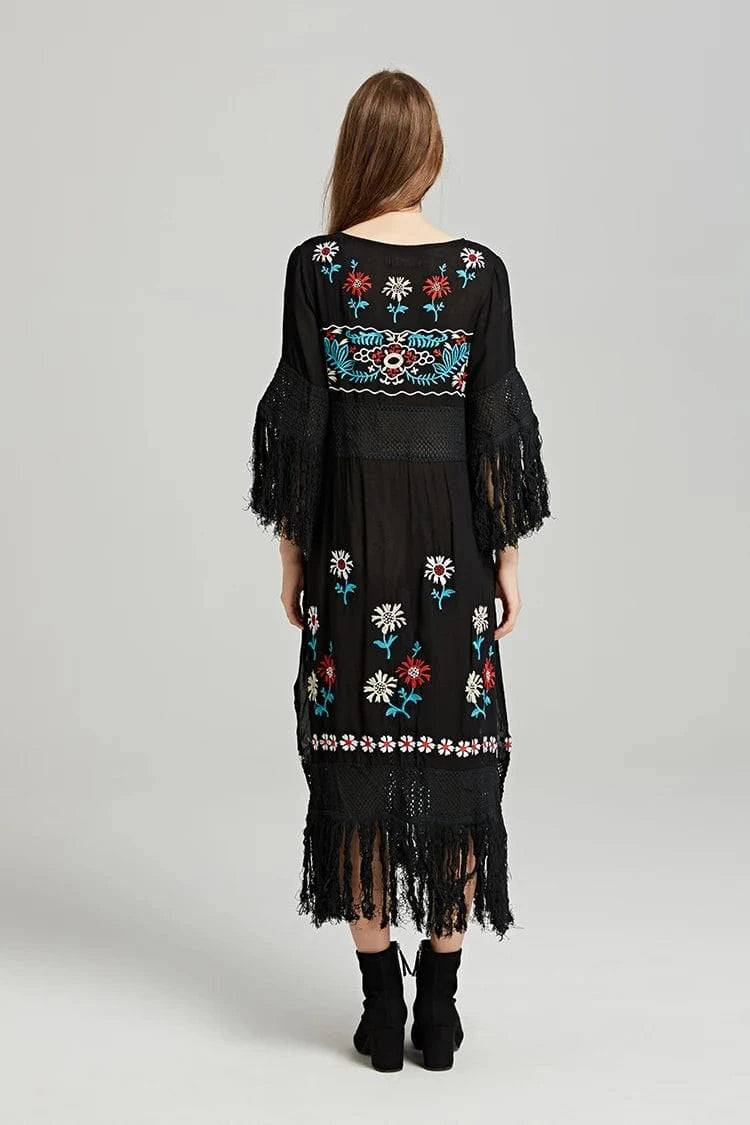 Svart klänning med fransar och broderi