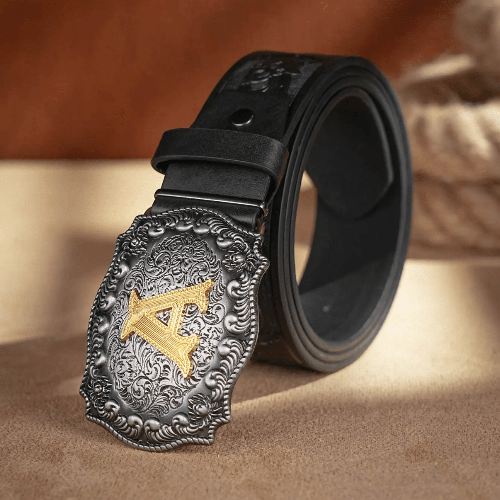 Svart westernbälte med Graverat Mönster och Initialspänne i Metall