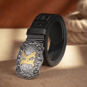 Svart westernbälte med Graverat Mönster och Initialspänne i Metall