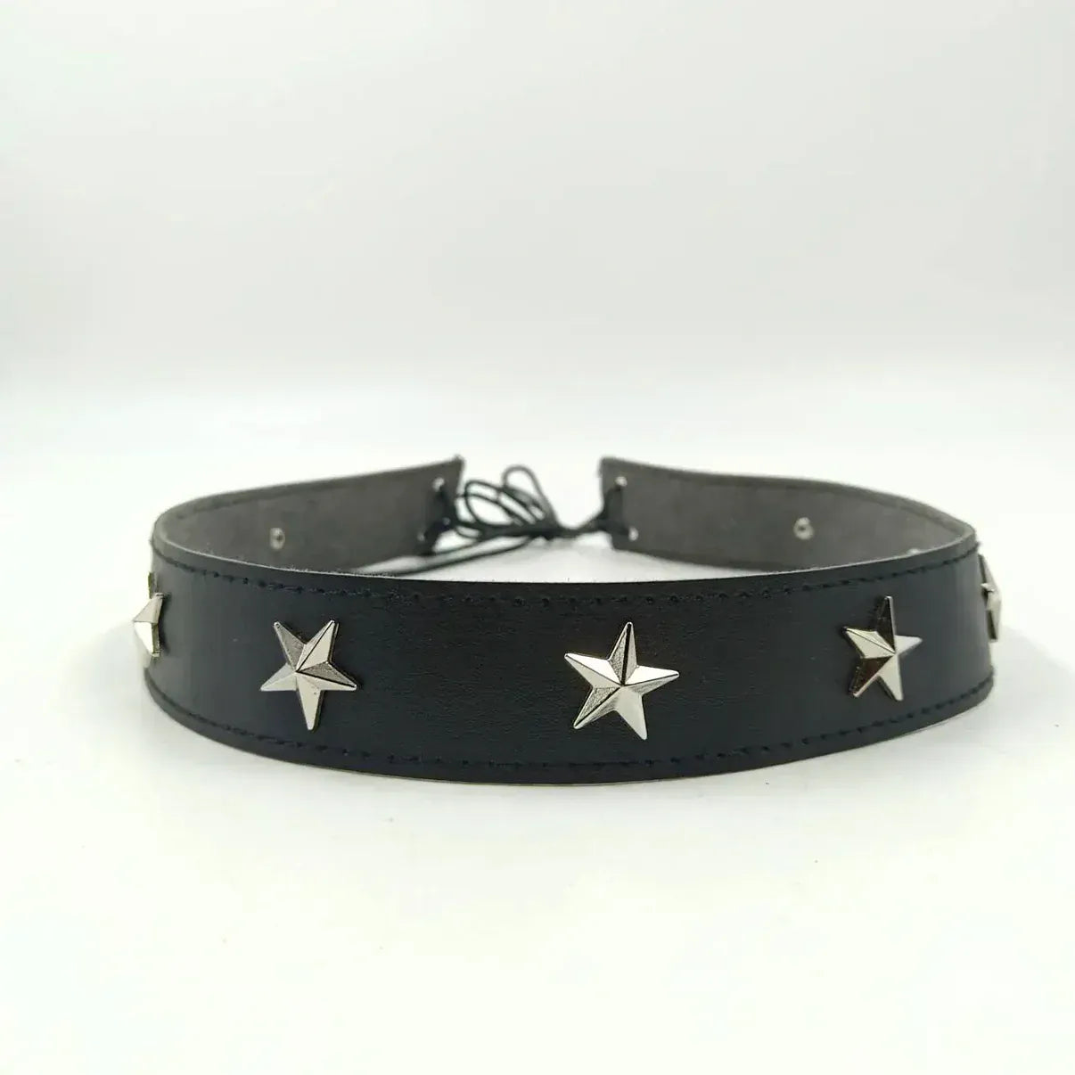 Svart westernhattband med metallstjärnor