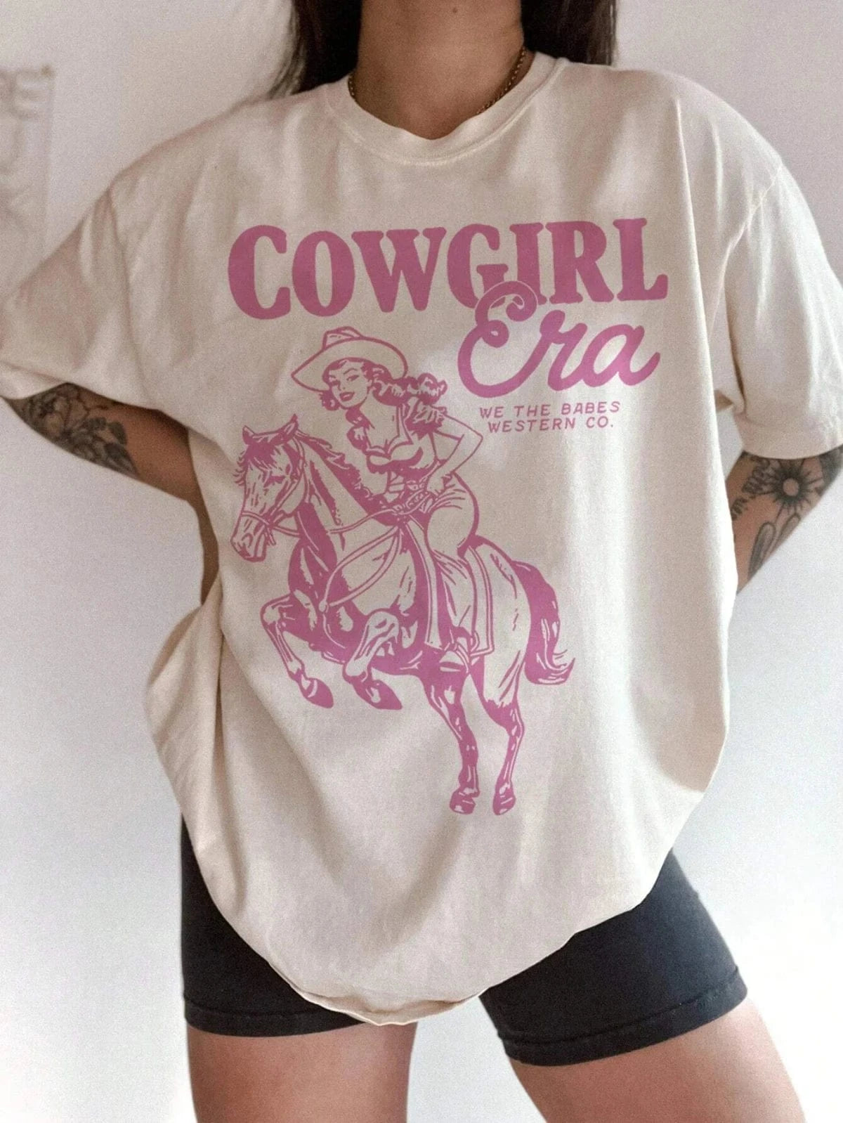 Tshirt med rosa cowgirltryck "Cowgirl Era"