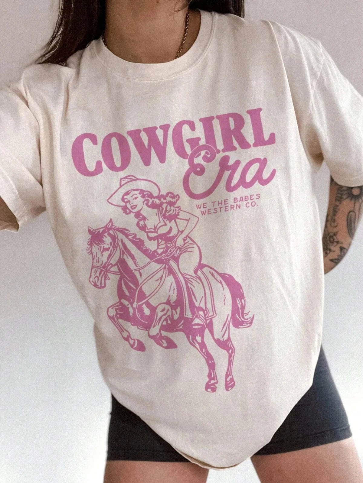 Tshirt med rosa cowgirltryck "Cowgirl Era"
