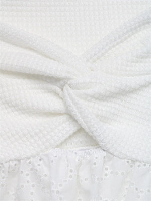 Vit off shoulder-blus i broderie anglaise med knutdetalj