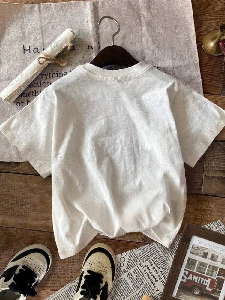 Vit tshirt för dam med färgglada cowgirlboots