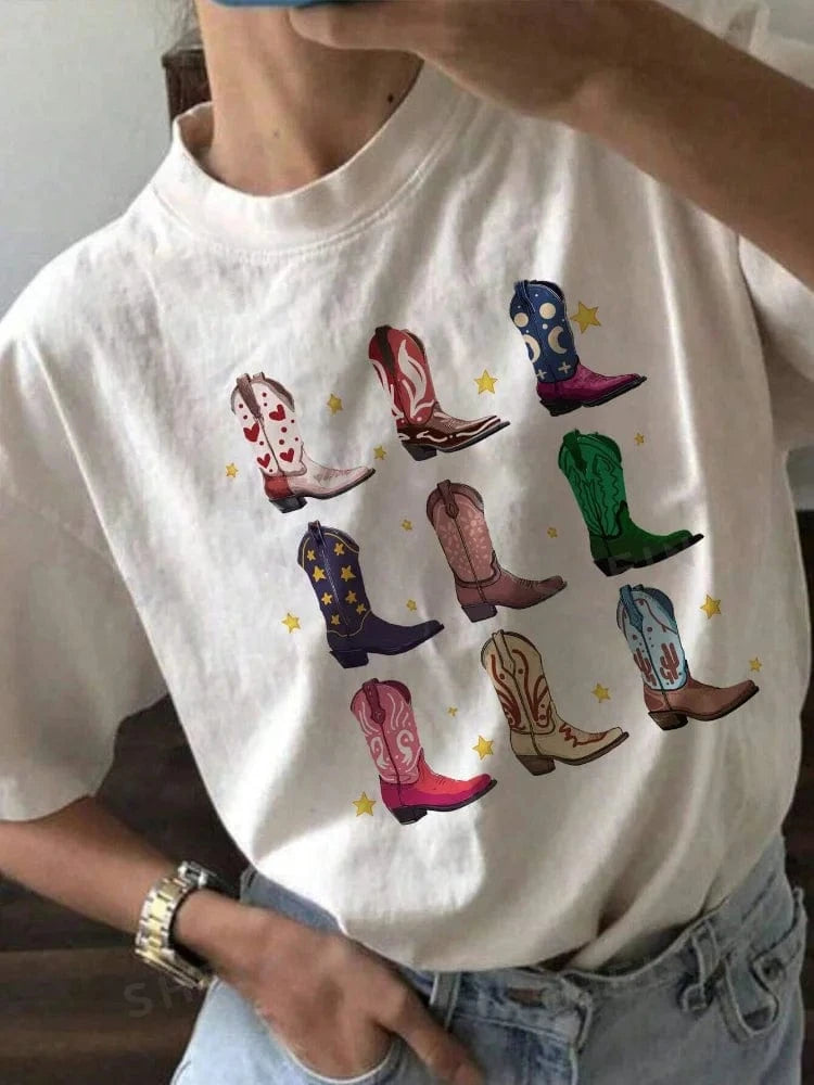 Vit tshirt för dam med färgglada cowgirlboots