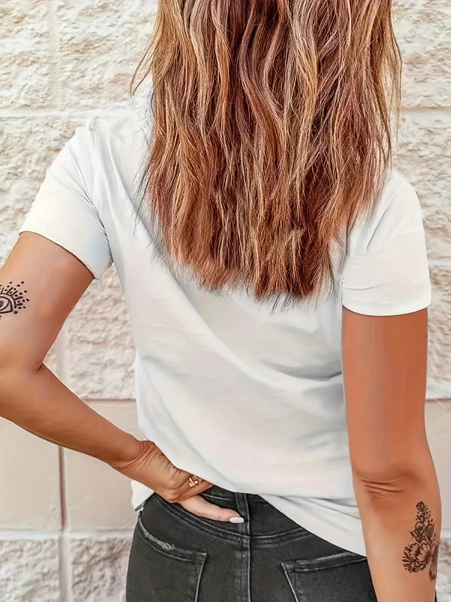 Vit tshirt med rosa cowboyhatt och boots