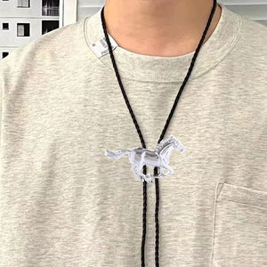 Western Bolo Tie med galopperande häst