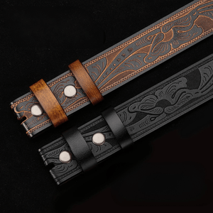 Westernbälte i präglat läder med oxhuvudspänne och blommönster