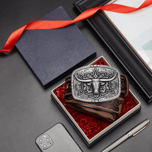 Westernbälte i präglat läder med oxhuvudspänne och blommönster