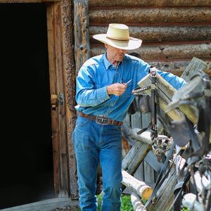 Westernbälte i präglat läder med oxhuvudspänne och blommönster