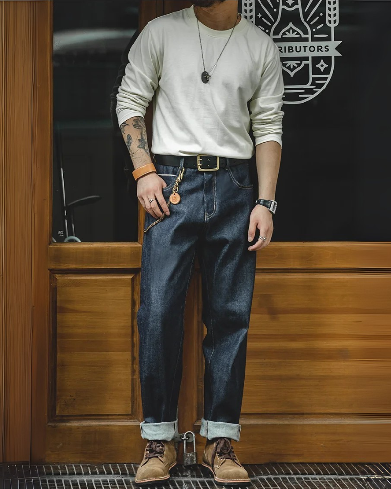 Mörkblå raka selvedge jeans i raw denim