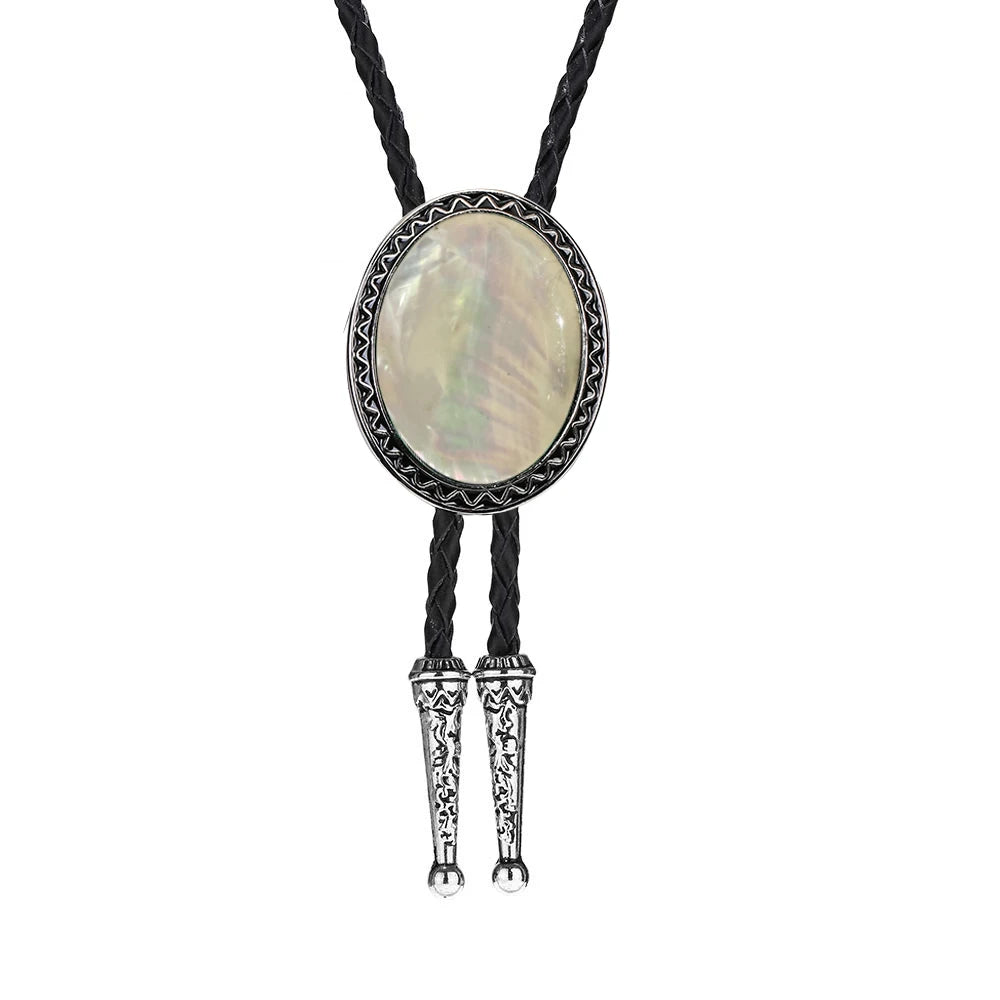 Bolo tie med vit skimrande snäckskal