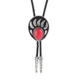 Bolo tie i silverfärgad björntassdesign med ädelstenslook