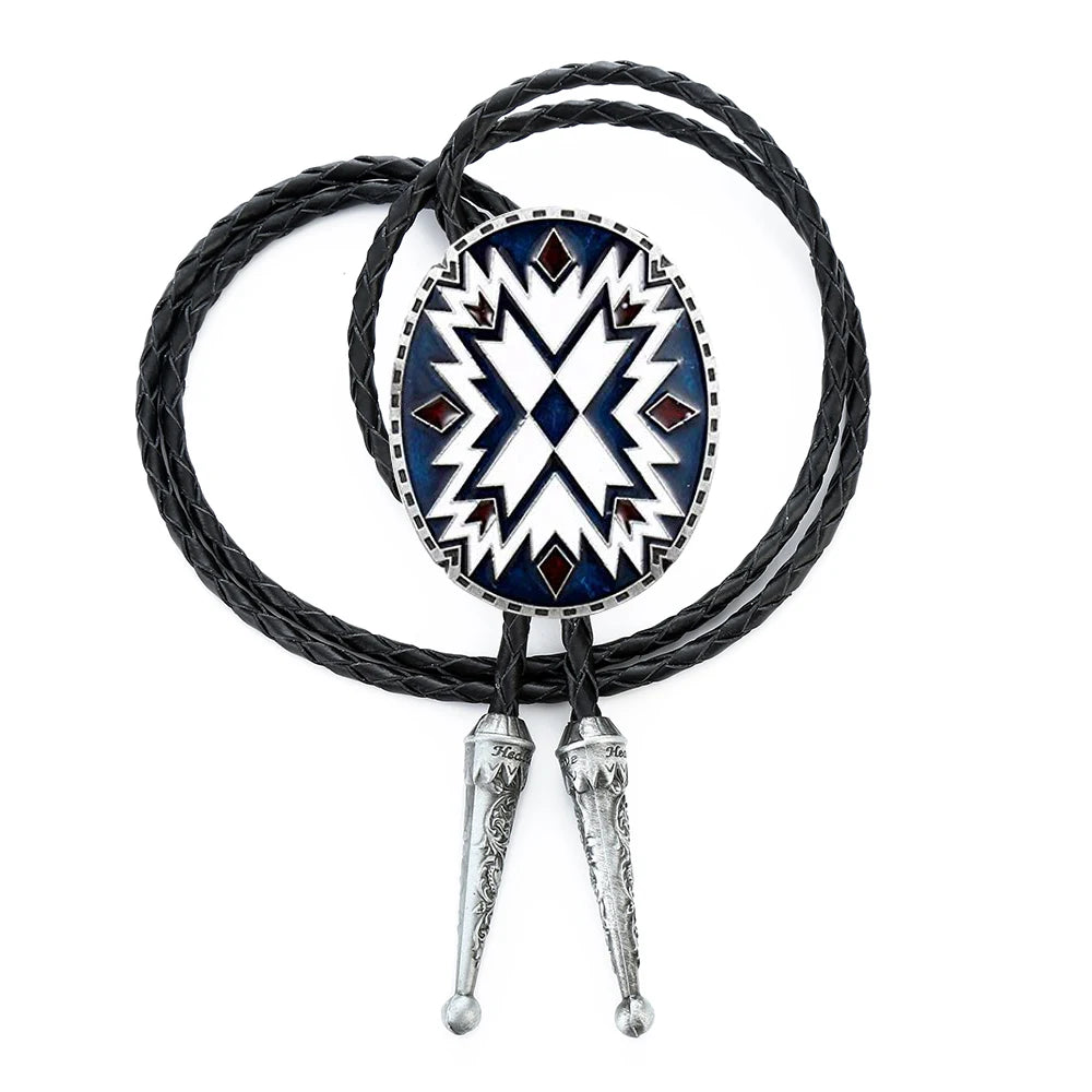 Bolo tie med tribal-inspirerat geometriskt mönster
