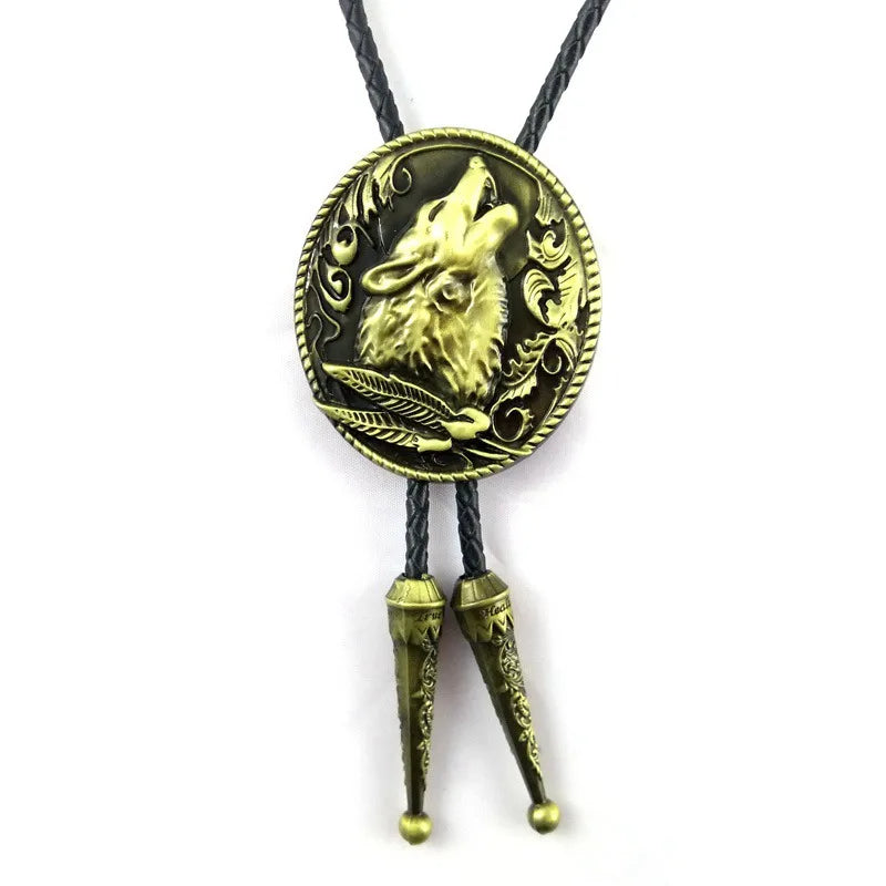 Bolo tie i läder med vargmotiv i antik stil