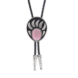 Bolo tie i silverfärgad björntassdesign med ädelstenslook