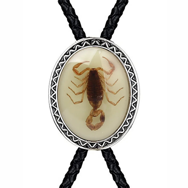 Bolo tie oval med natursten och skorpiondetalj