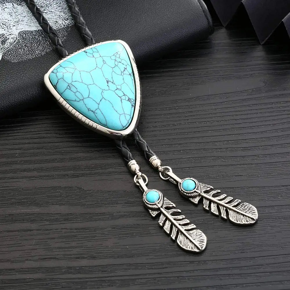 Bolo tie i triangelform med fjäderdetalj och natursten