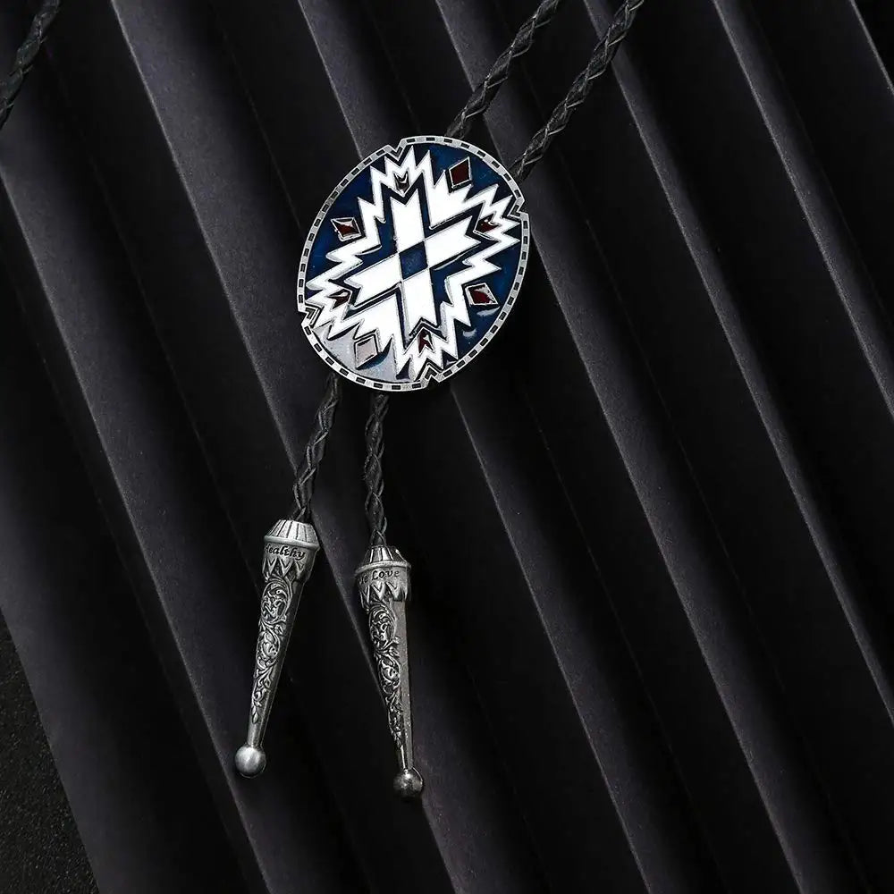 Bolo tie med tribal-inspirerat geometriskt mönster