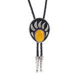 Bolo tie i silverfärgad björntassdesign med ädelstenslook