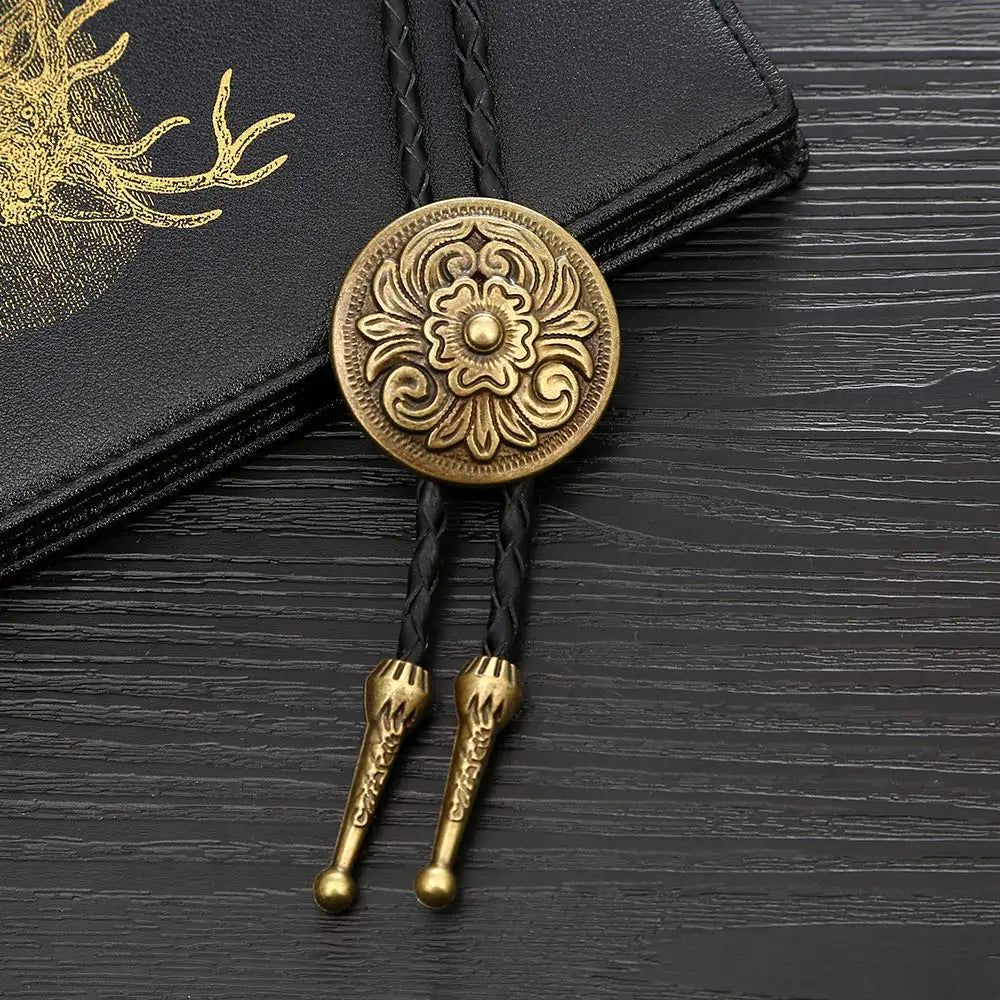 Bolo tie med rund medaljong och blomgravyr