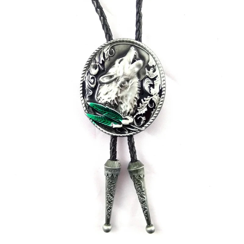 Bolo tie i läder med vargmotiv i antik stil