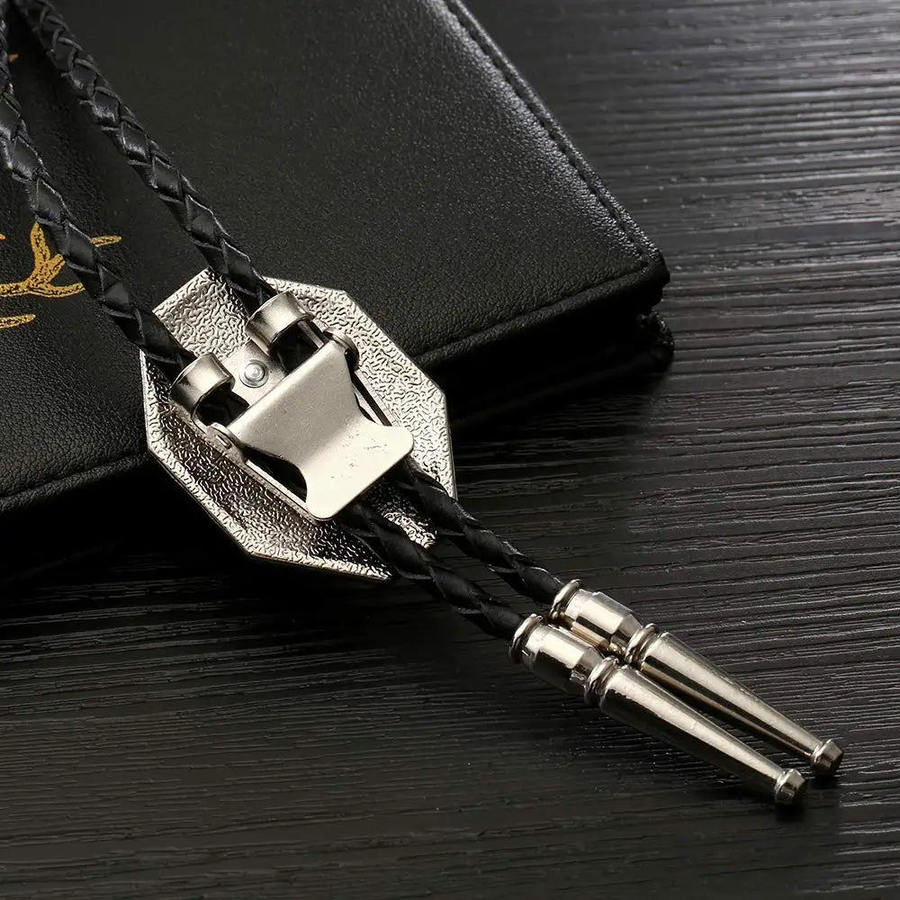 Bolo tie i läder med sexkantig ram och färgad sten