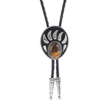 Bolo tie i silverfärgad björntassdesign med ädelstenslook