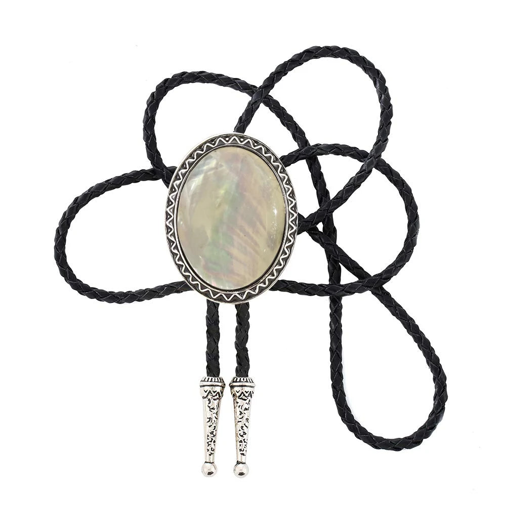 Bolo tie med vit skimrande snäckskal