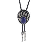 Bolo tie i silverfärgad björntassdesign med ädelstenslook
