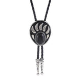 Bolo tie i silverfärgad björntassdesign med ädelstenslook