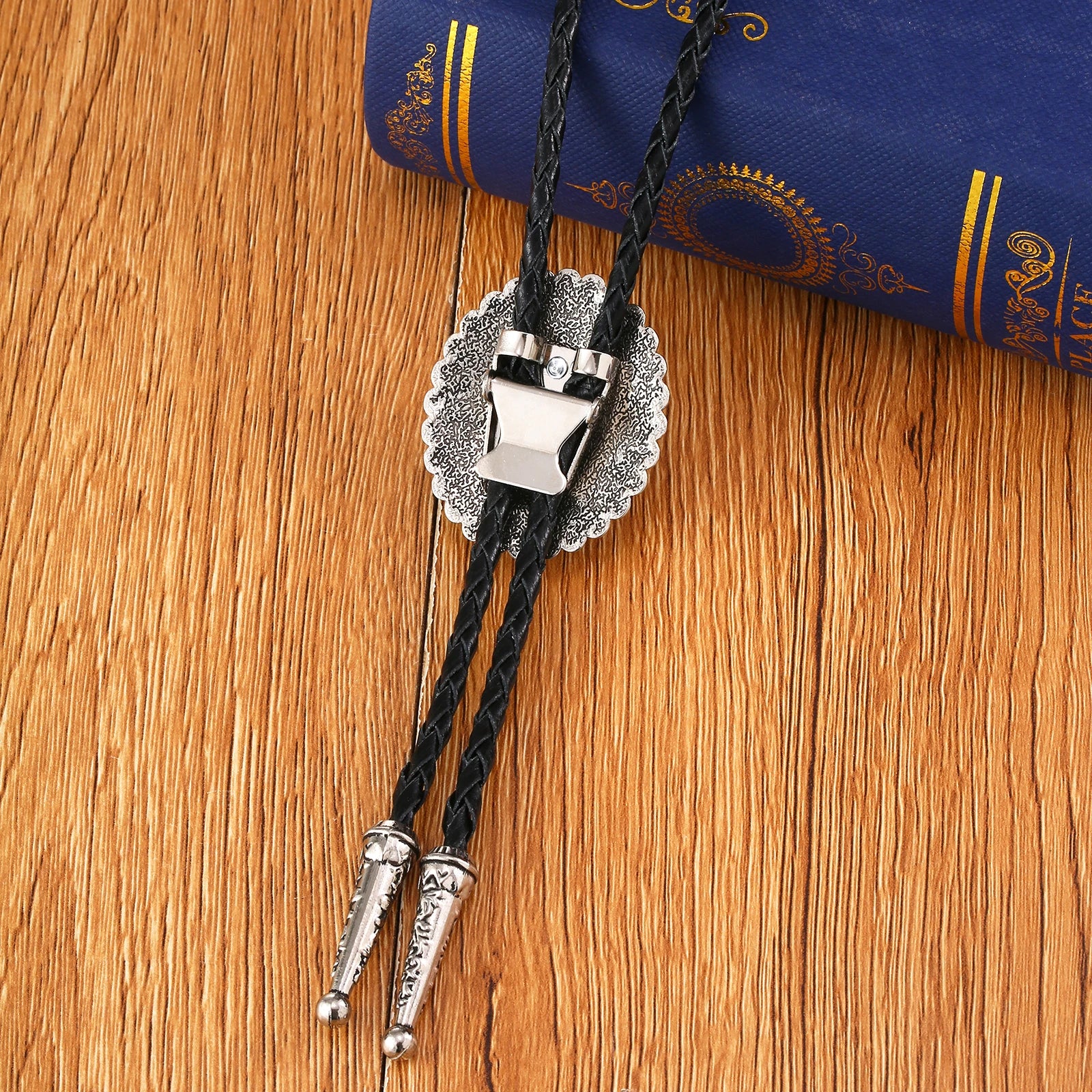 Bolo tie i solrosformad metallram och turkos sten