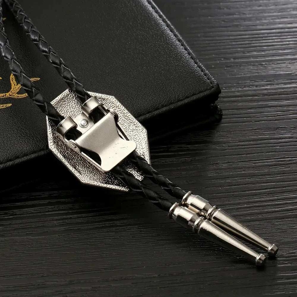 Bolo tie med geometrisk infattning och äkta sten