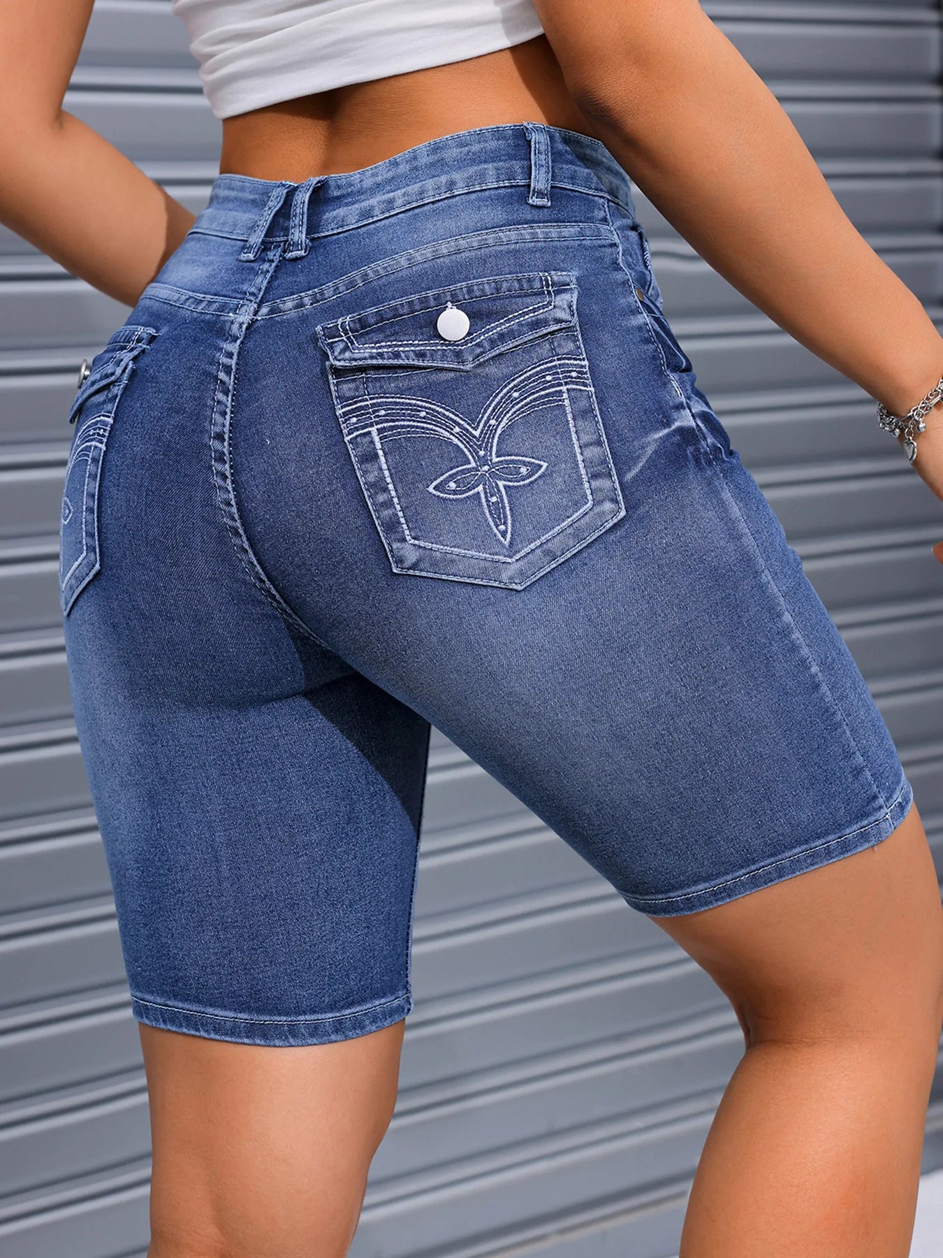 Broderade jeans shorts