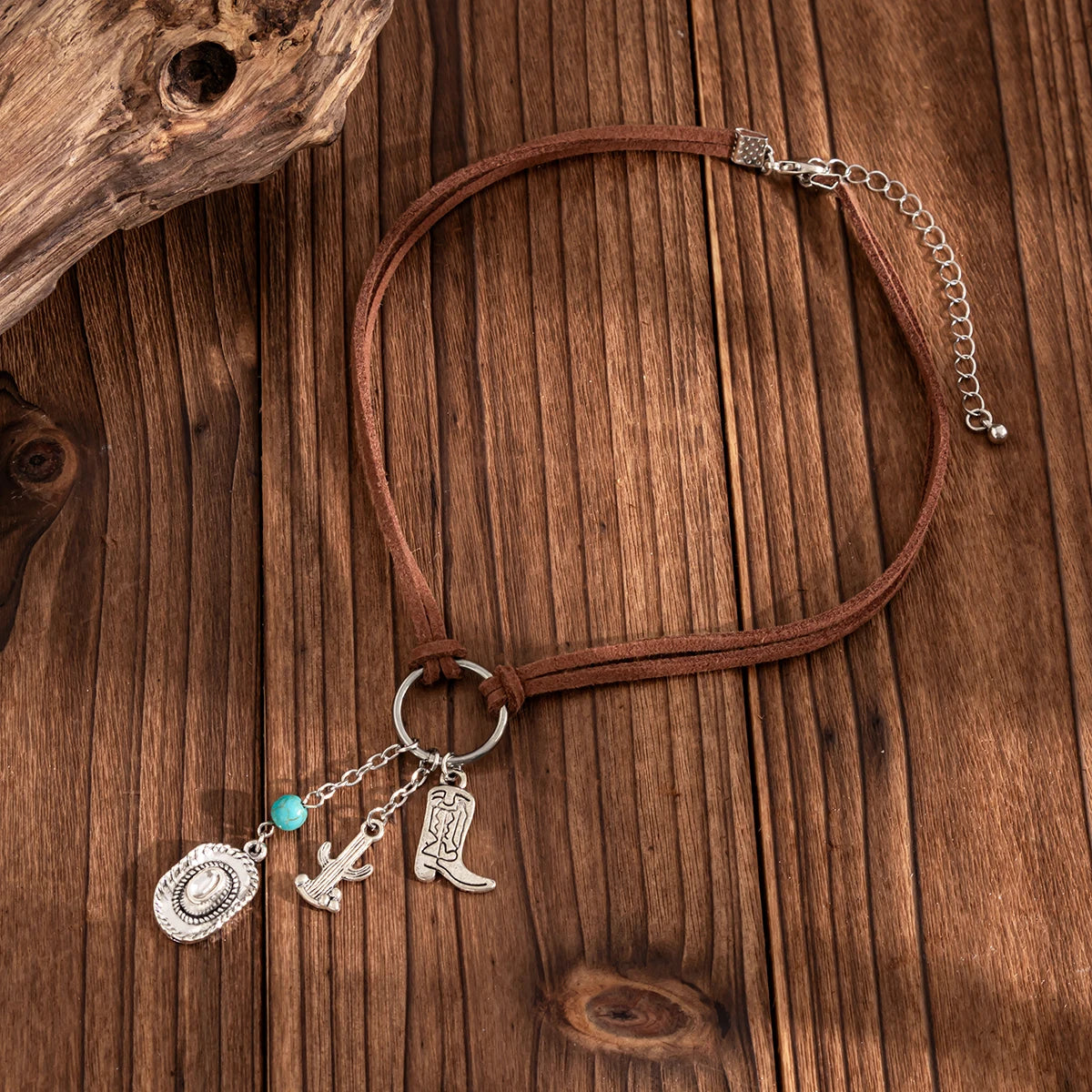 Cowgirl-halsband i mocka med berlocker