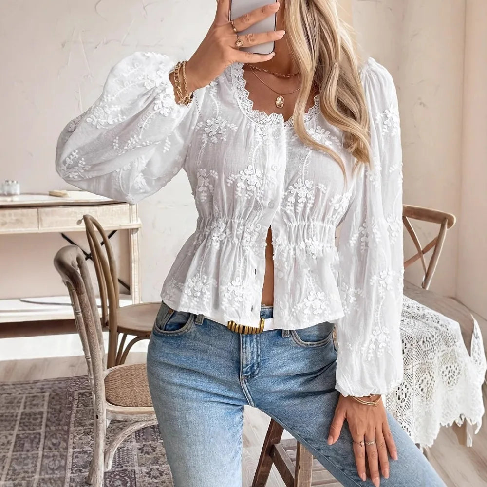 Vit broderad blus i broderie anglaise med ballongärm