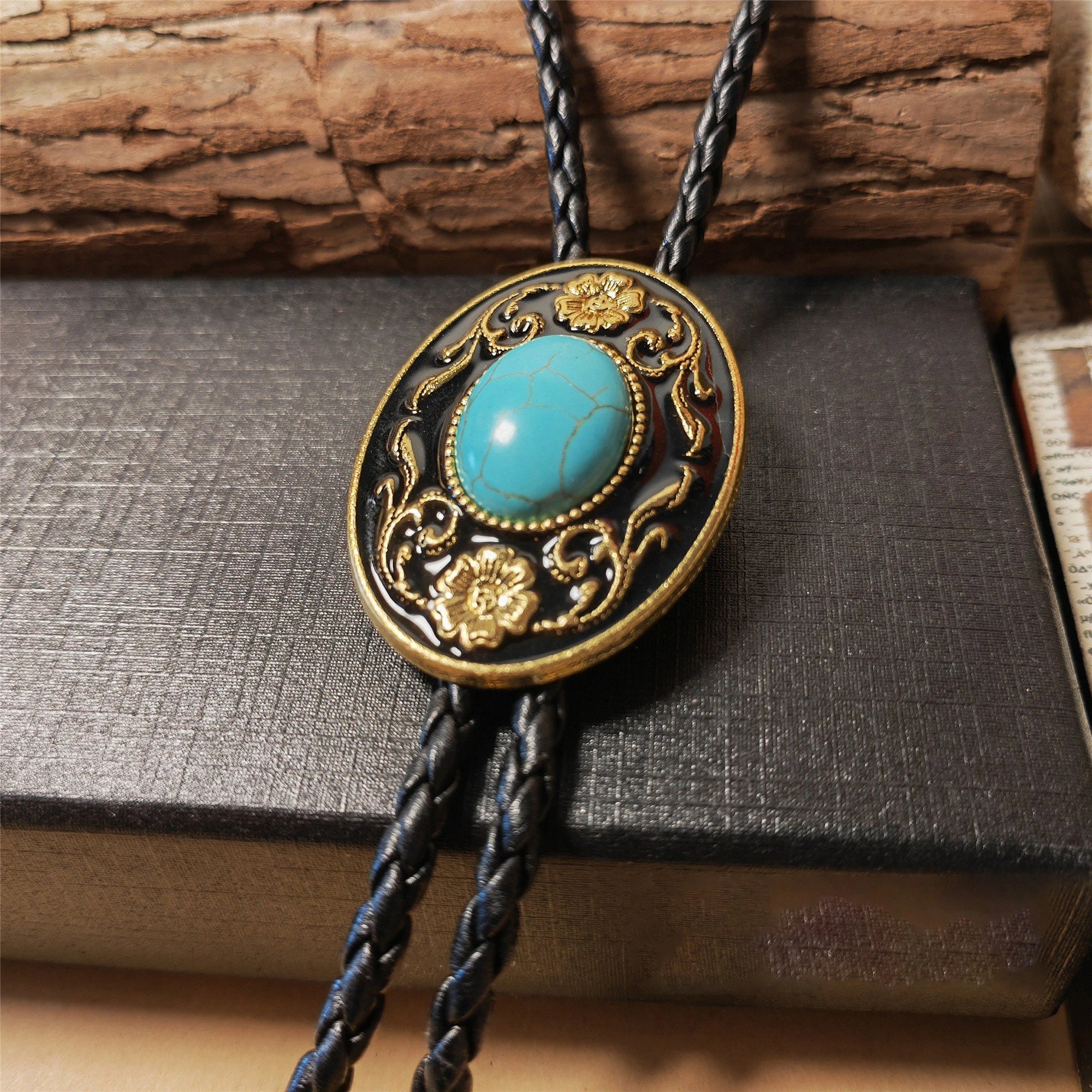 Bolo tie med dekorativ sten och barockdetaljer