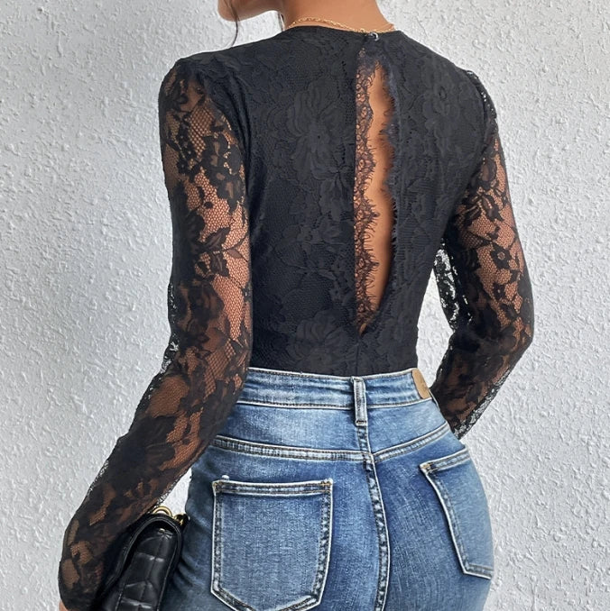 Svart blus i blommig spets