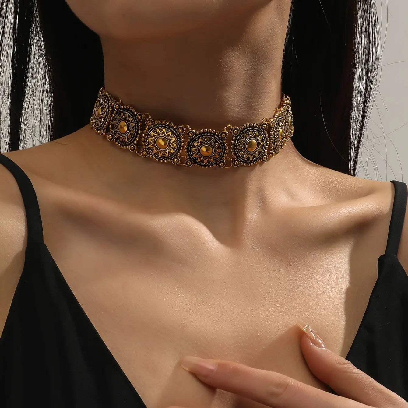 Choker-halsband med conchos i western stil