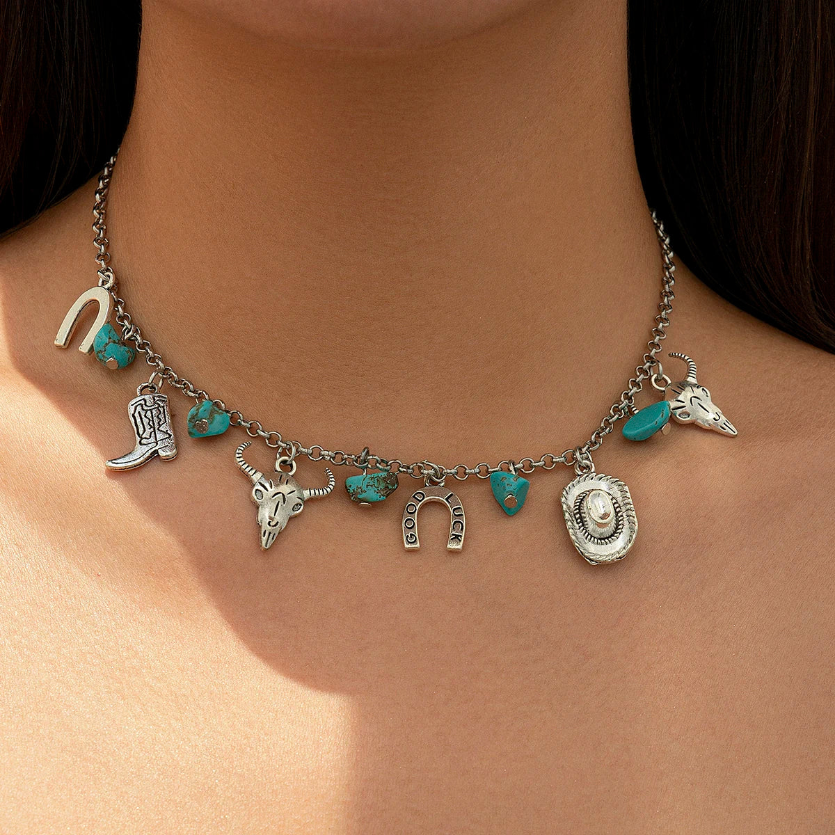 Halsband med western-berlocker och turkos