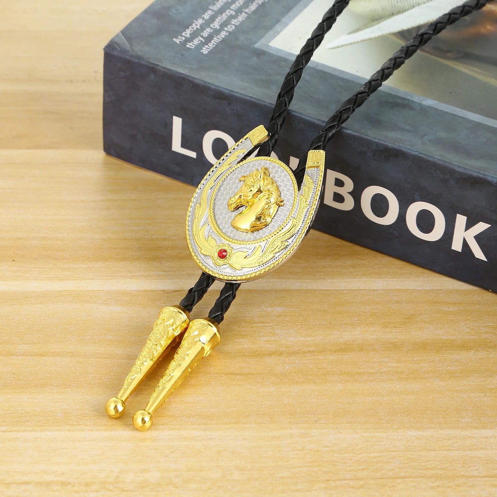 Bolo tie med hästhuvud och hästsko i guld