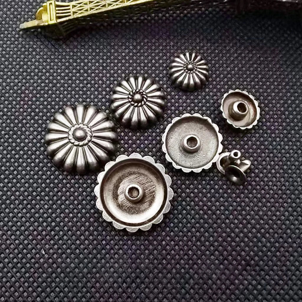 Concho i Antiksilver med Blommig Design