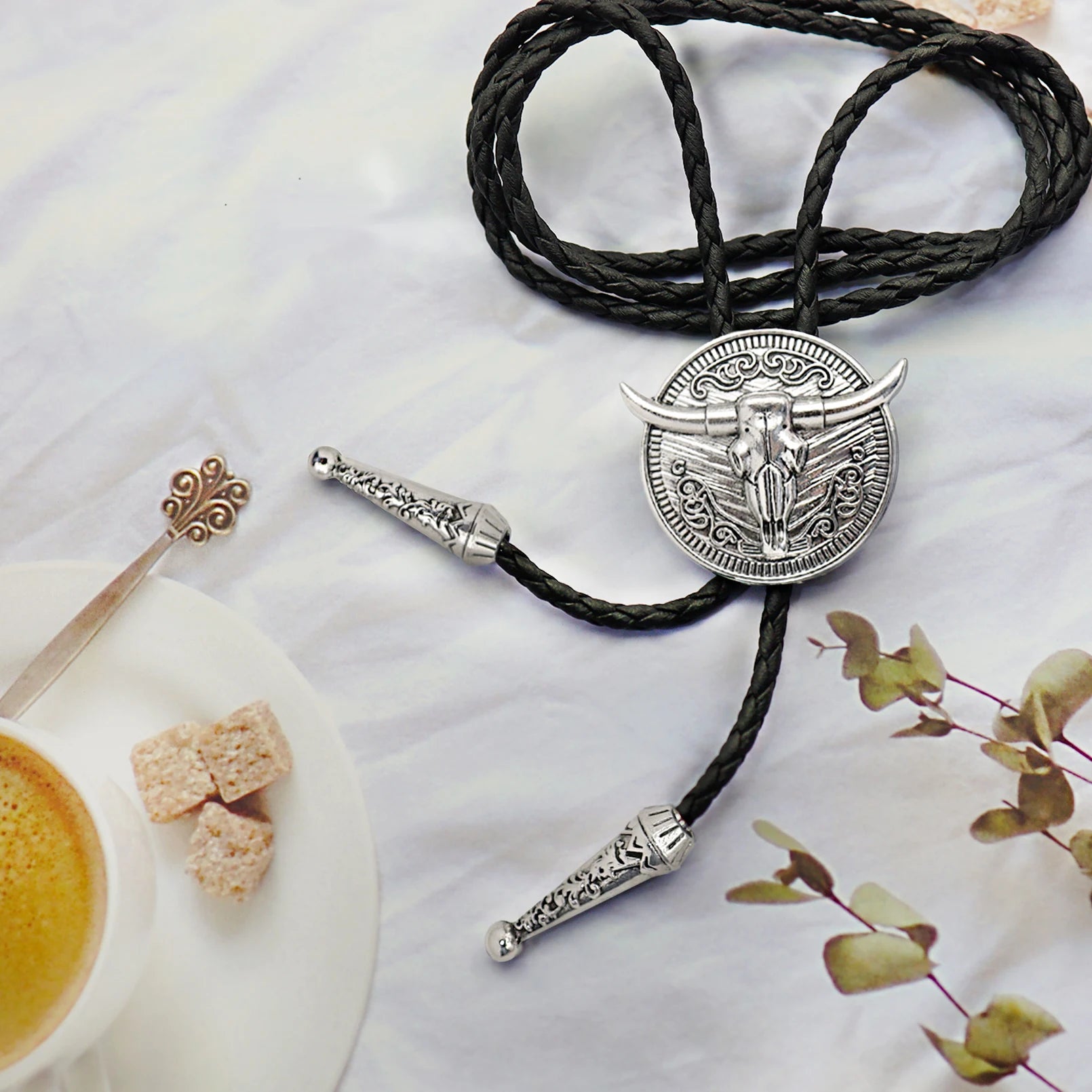 Bolo tie med tjurhuvud i silver