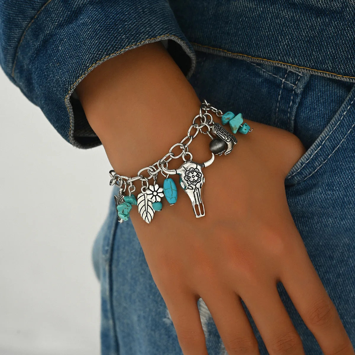 Boho Läderarmband med Turkosa Pärlor och Berlocker