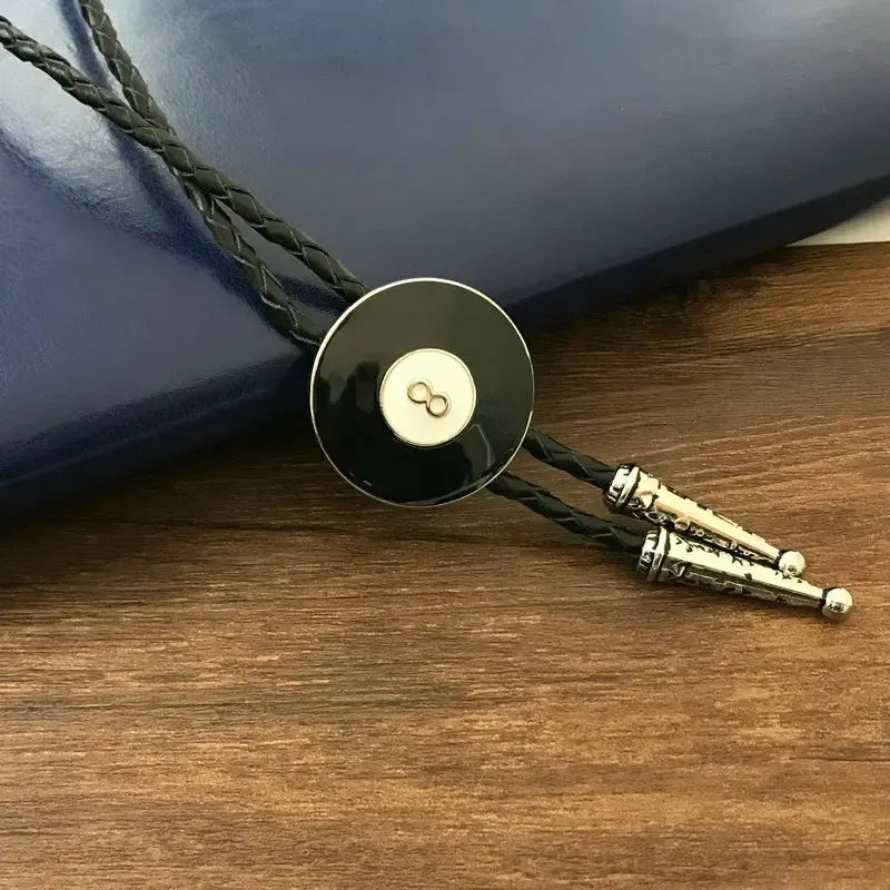 Bolo tie svart läder med biljardkula siffra 8