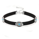 Choker i läder med turkos conchos